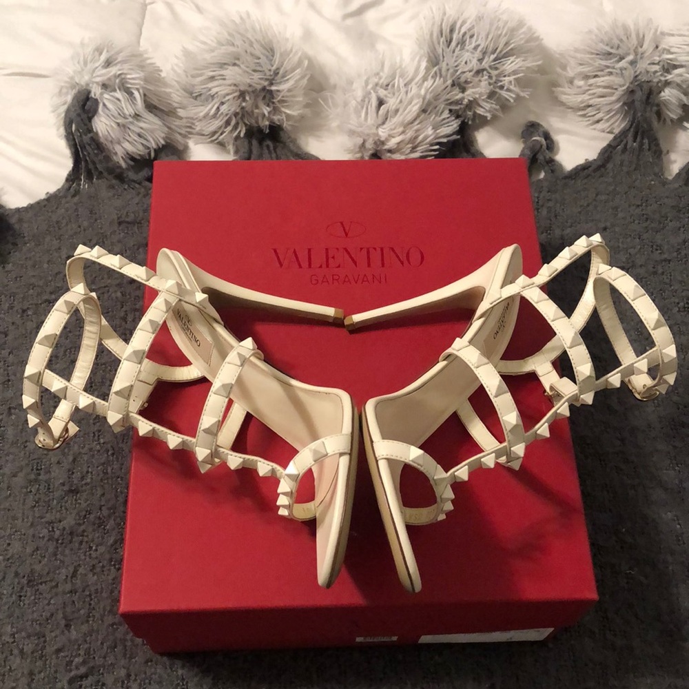 🛑 SOLD🛑Valentino Garavani Rockstud T-Strap Caged - Picture 1 of 8